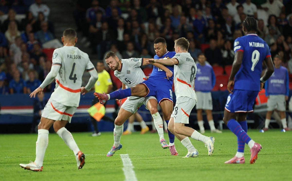 张家齐对陈芋汐的坚守满眼敬佩！她也挣扎过一段时间，挺心疼的（张家齐对陈芋汐的坚定守护令人敬佩，她也曾经历一段挣扎，叫人心疼）