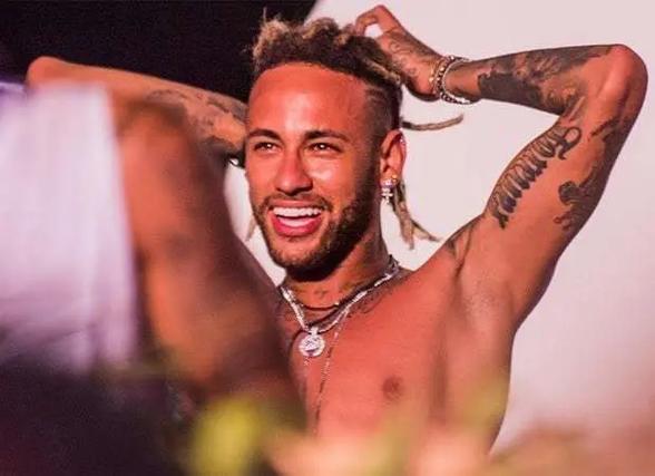 意甲媒体热议：米兰前锋希门尼斯未来扑朔迷离，媒体坚称他将离开而经纪人否认！（意媒聚焦：米兰前锋希门尼斯去留成谜，媒体称将离队经纪人予以否认）