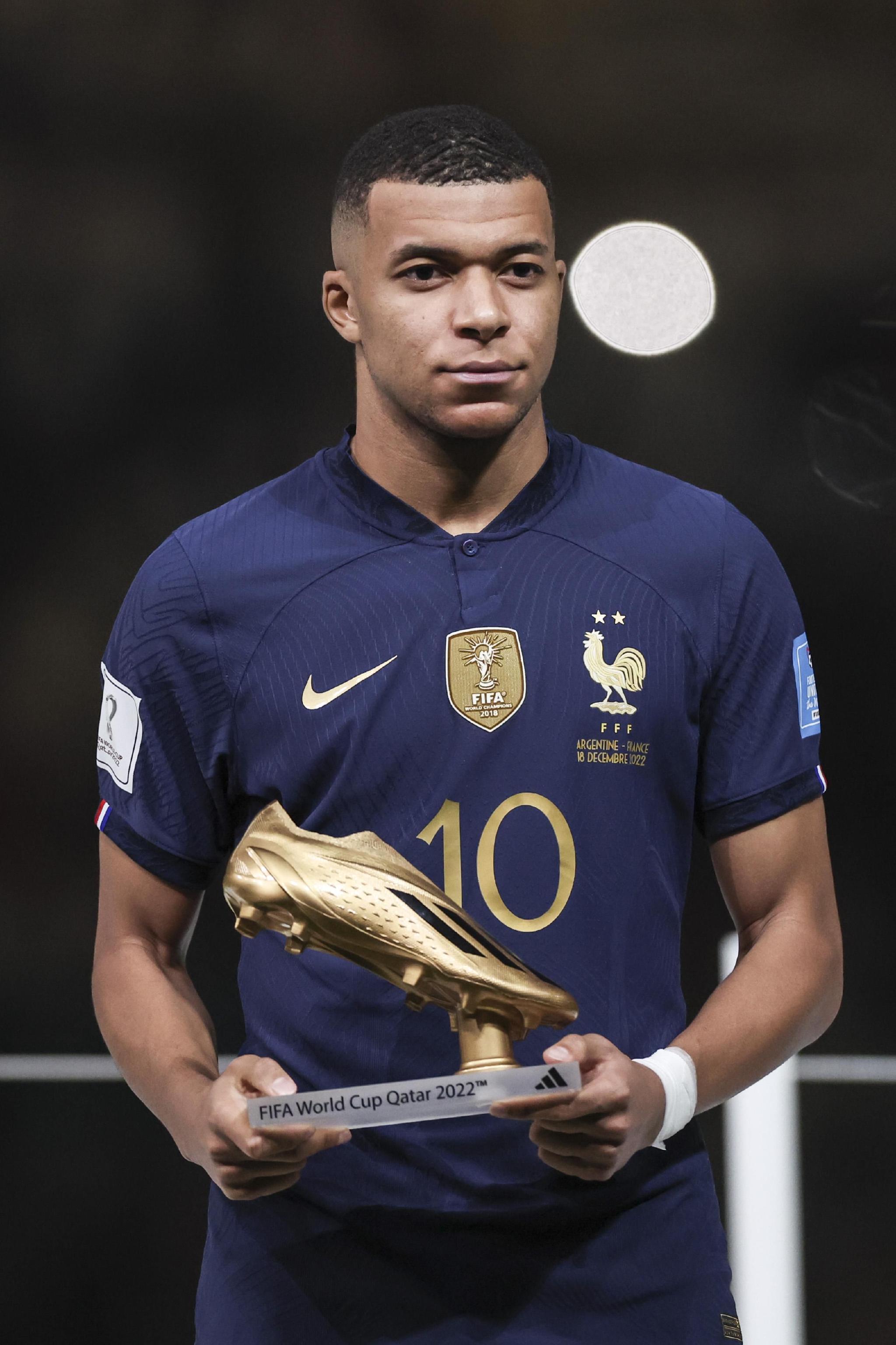 格纳布里：凯恩在防守中表现出色，进球归功于球队定位球教练（格纳布里称赞凯恩防守出色：进球功劳属于球队的定位球教练）