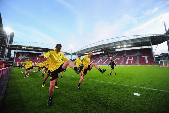 国安球员列队欢迎两位久违强援入队，中超金靴意外领衔，值得期待（国安全队列队迎两大强援回归，中超金靴压阵，前景可期）