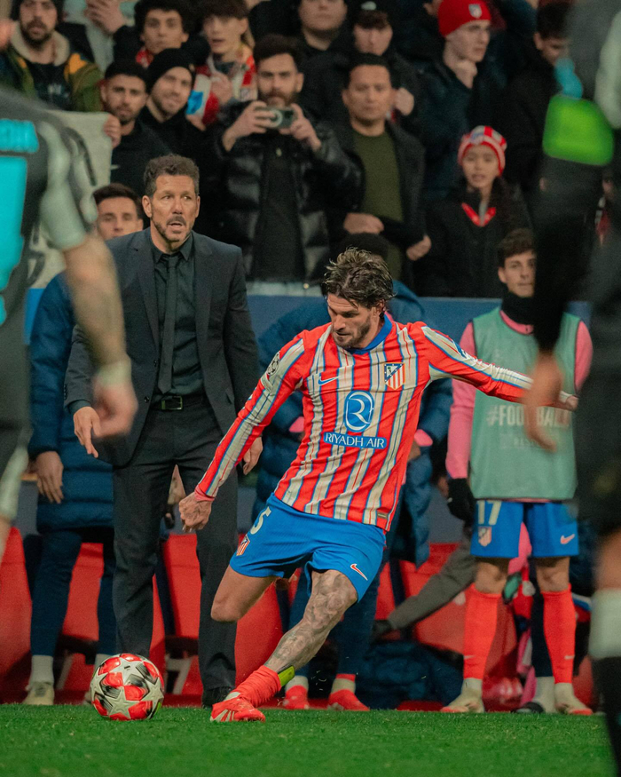 孔帕尼谈乌尔比希：他从诺伊尔身上学到了很多，正在稳步成长（孔帕尼：乌尔比希从诺伊尔身上获益良多，正稳步提升）