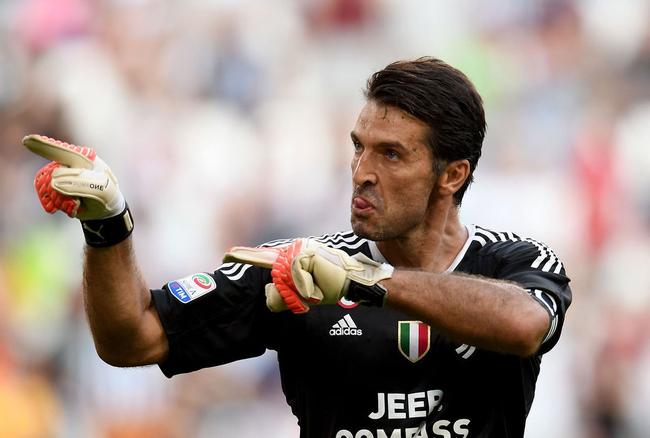 足球是朋友、梦想与人生的瞬间🔴⚫️⚽️（绿茵承载友谊与梦想，定格人生每一瞬🔴⚫️⚽️）